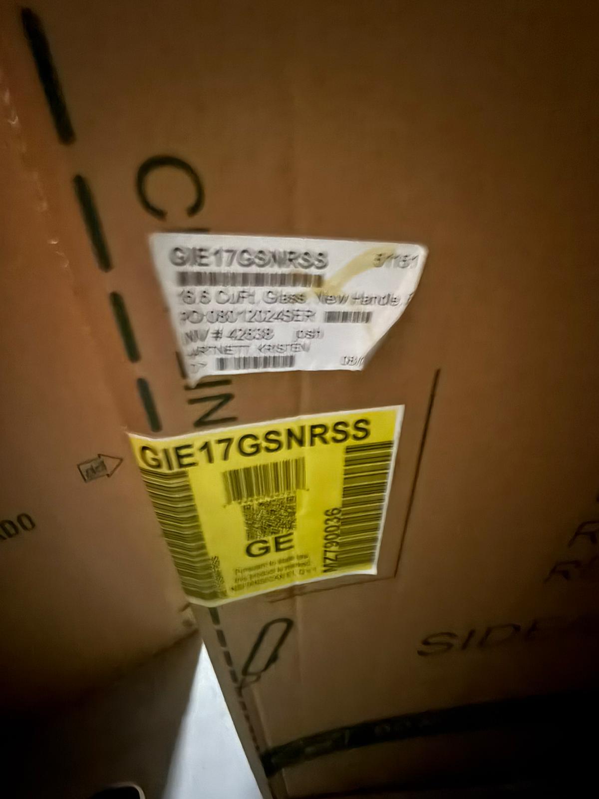 GE Top-Freezer Refrigerator 
